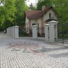 Rekonstruotas įėjimas į parką, atkuriant metalinius vartus ir tvorą